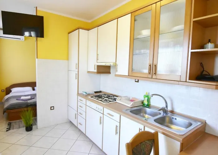 בית הארחה Apartmani Anita אומאג